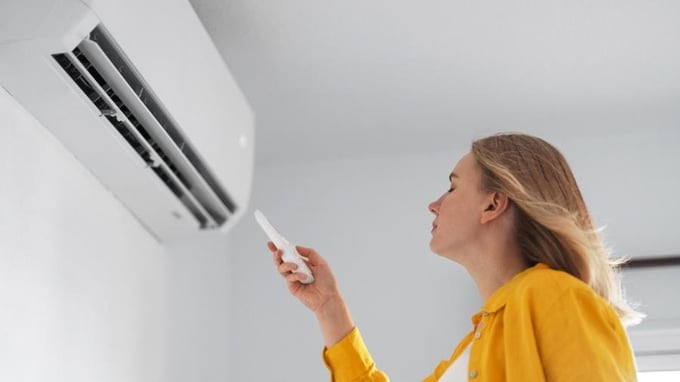 ar-condicionado-mulher-calor-aparelho-uso-1674140362632_v2_900x506